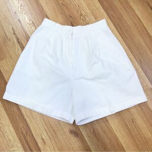 VINTAGE 80s 90s White Pleated High Waist Classic Shorts Cuffed Flared Leg Size 2
